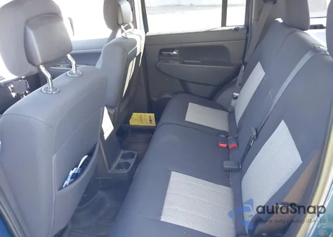 2010 Jeep Liberty Sport z USA, uszkodzony, nr VIN 1J4PN2GKXAW136972